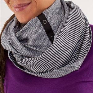 Lululemon Vinyasa Infinity Snap Scarf